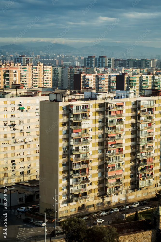 Foto Stock Palazzi di edilizia popolare alla periferia di una città | Adobe  Stock