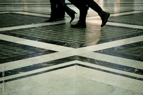 Persone che camminano sotto i portici facendo shopping