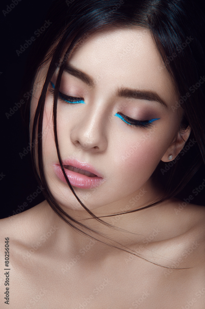 Naklejka premium Close-up portrait of asian young girl with blue wings