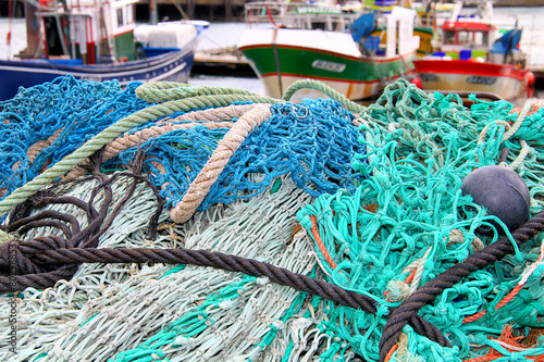Etalage de filets de pêche dans le port de Ciboure