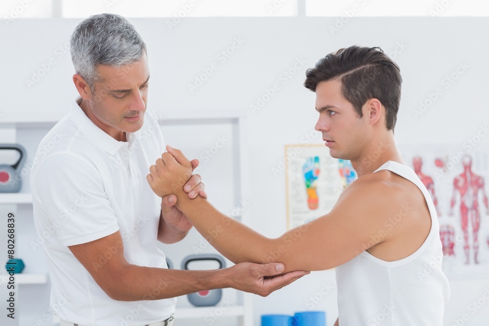 Obraz premium Doctor examining his patient arm