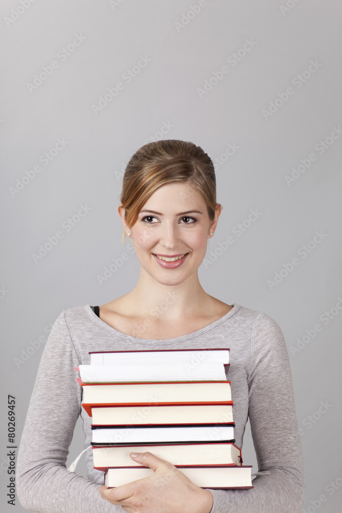 Studentin mit Büchern, lächelnd Studentin mit Büchern, lächelnd