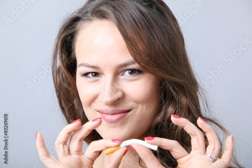 Junge Frau biegt Zigarette durch