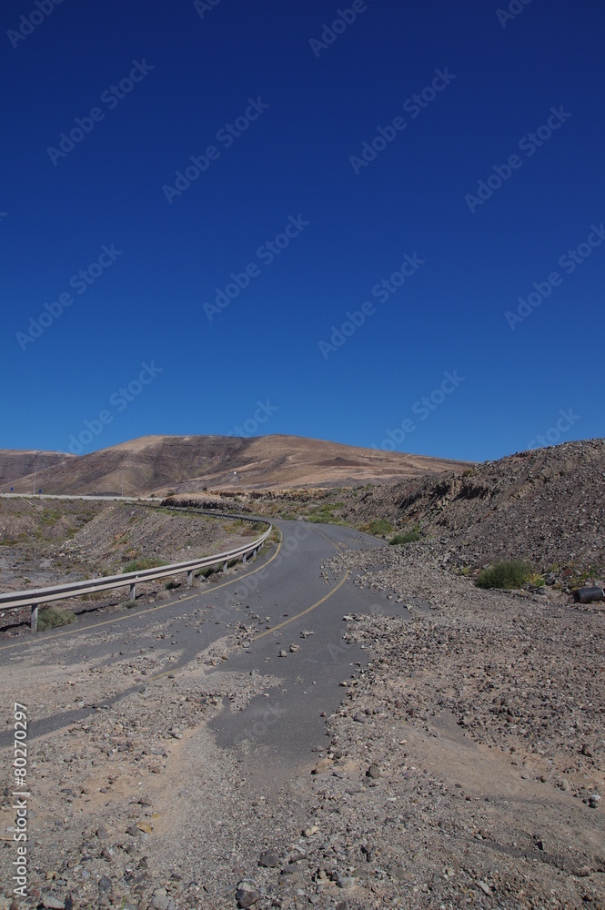 Fototapeta premium Erdrutsch auf Strasse auf Fuerteventura 2