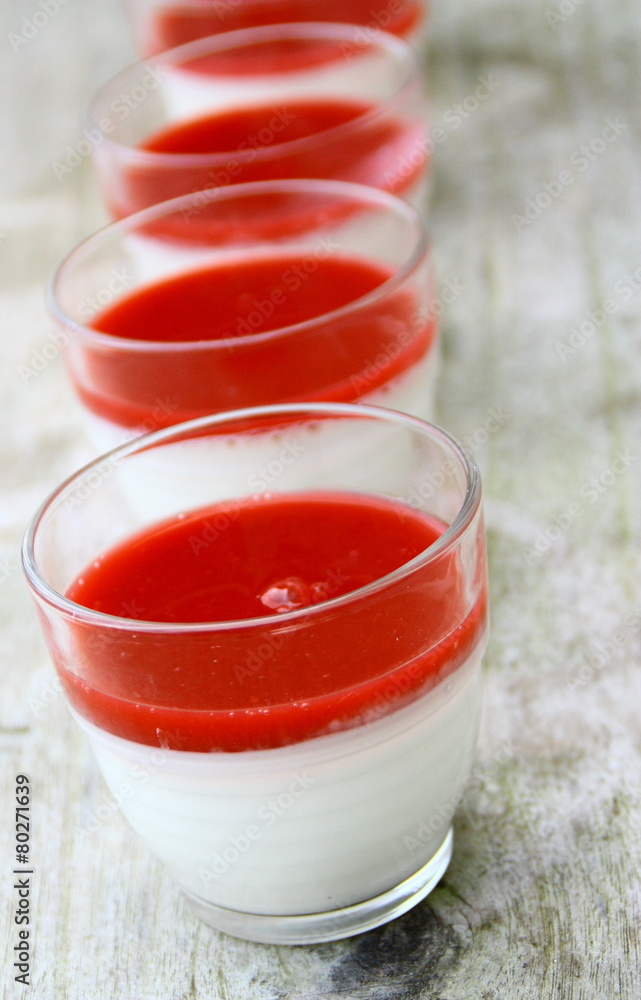 pnnacotta à la crème de framboise,en verrines pnnacotta à la crème de framboise,en verrines