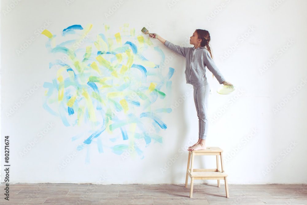 Child painting wall - obrazy, fototapety, plakaty 