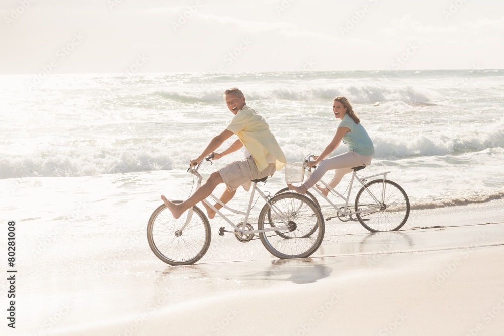 Obraz premium Happy couple on a bike ride