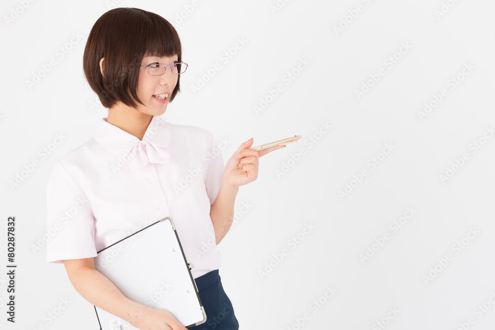 指差しするOL女性