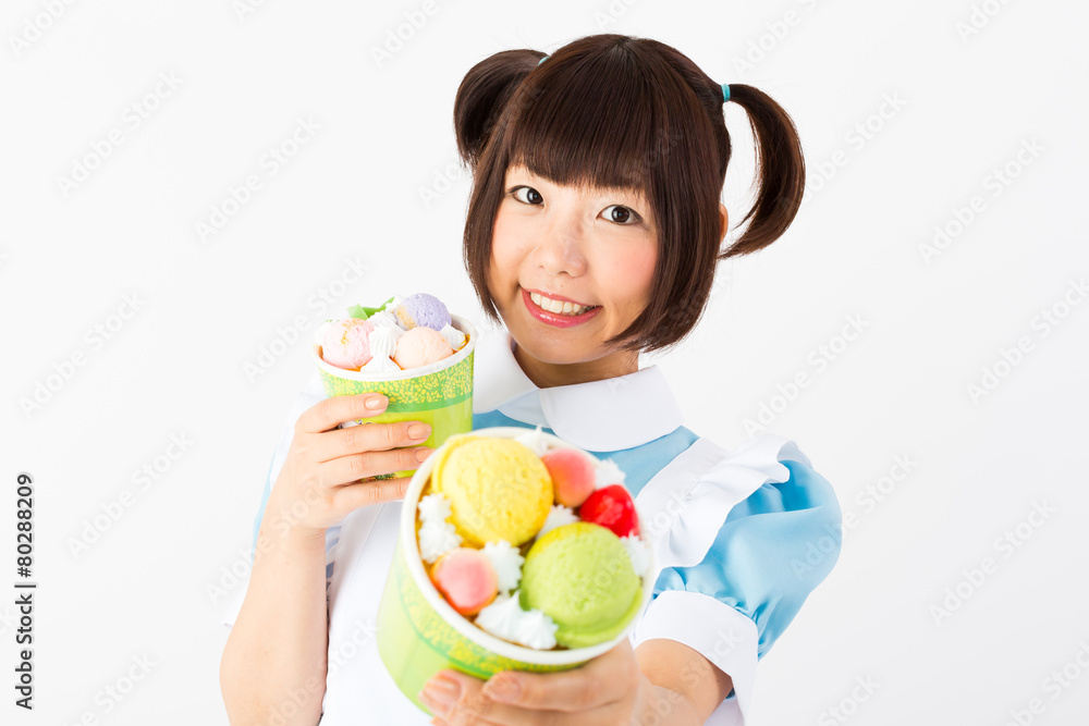 パフェを薦めるメイド喫茶スタッフ
