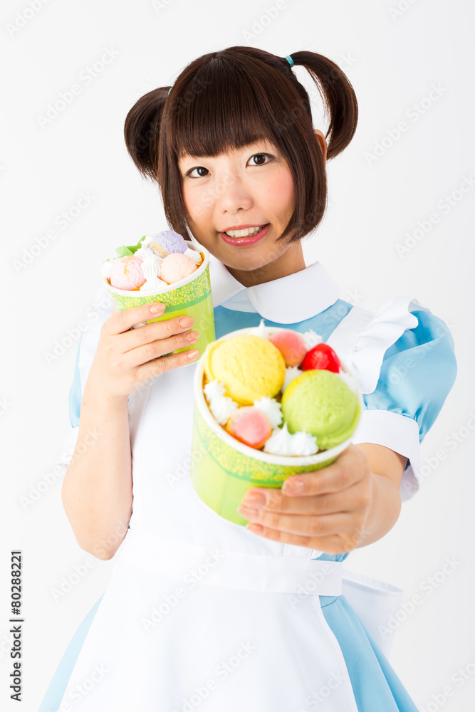 パフェを薦めるメイド喫茶スタッフ