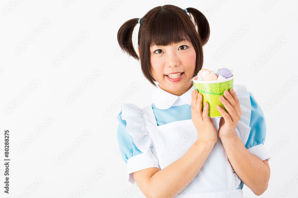 パフェを薦めるメイド喫茶スタッフ