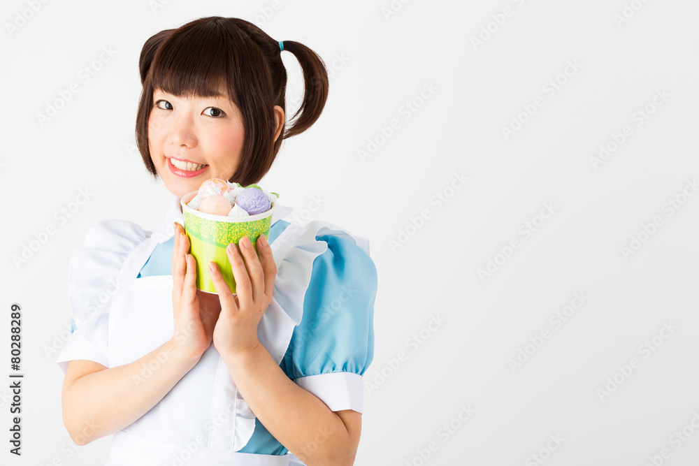 パフェを薦めるメイド喫茶スタッフ