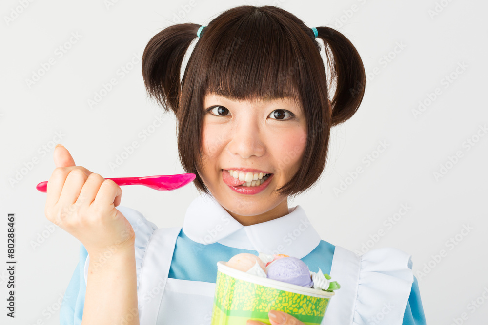 パフェを食べるメイド喫茶の店員