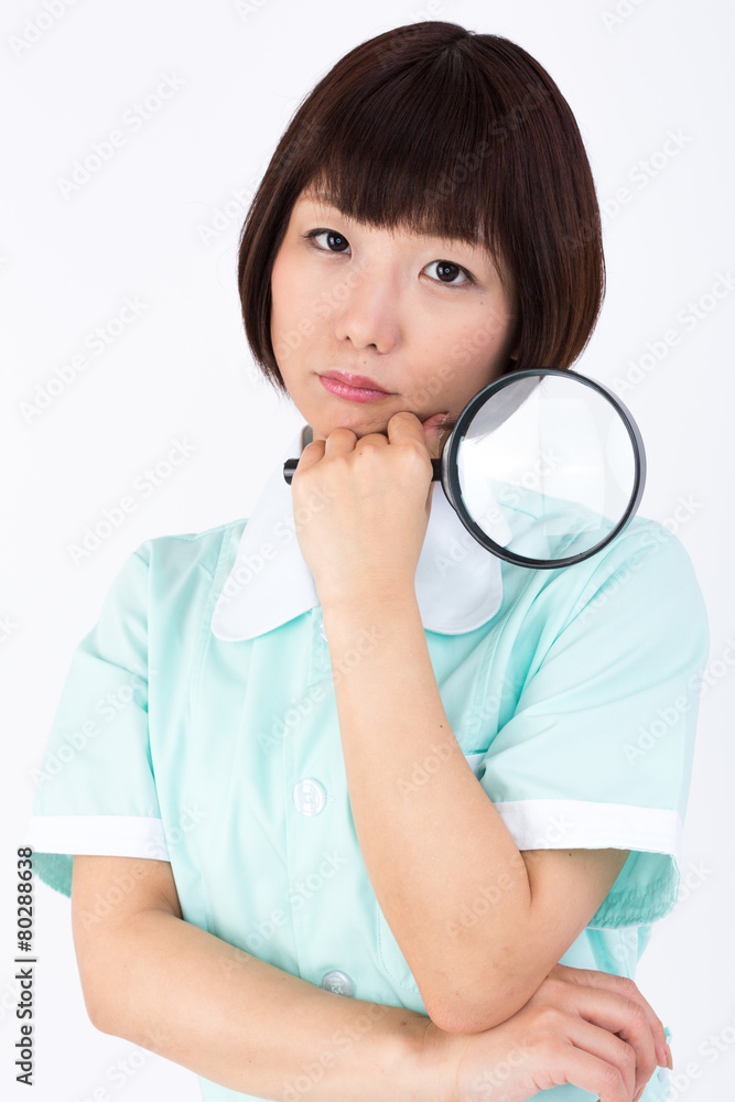 虫眼鏡を持つナース