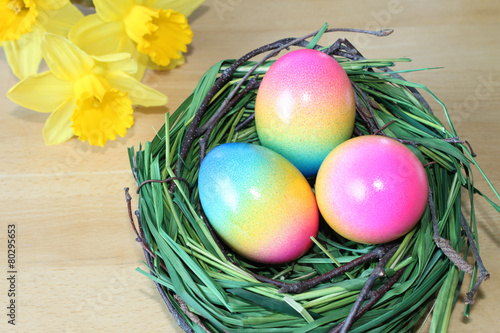 Frohe Ostern - Osterkorb mit bunt gefärbten Eiern