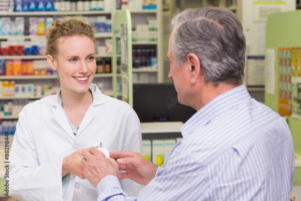 Obraz premium Pharmacist explaining something to a customer