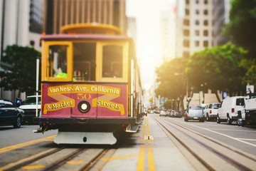 Fototapete San Francisco San Francisco Cable Car in der California Street  © The Pink Panda