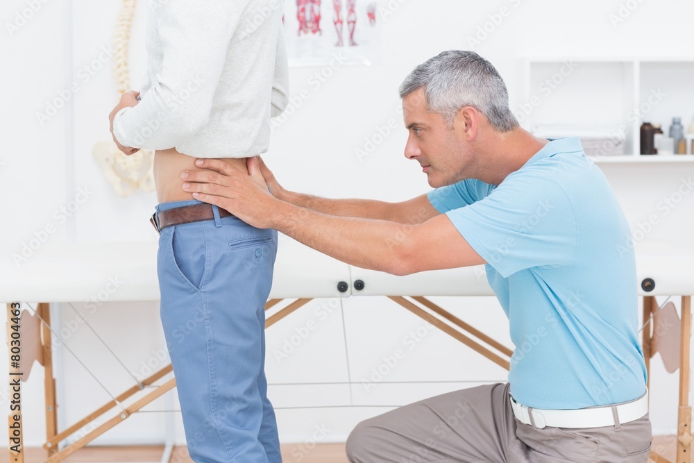 Obraz premium Doctor examining his patient back