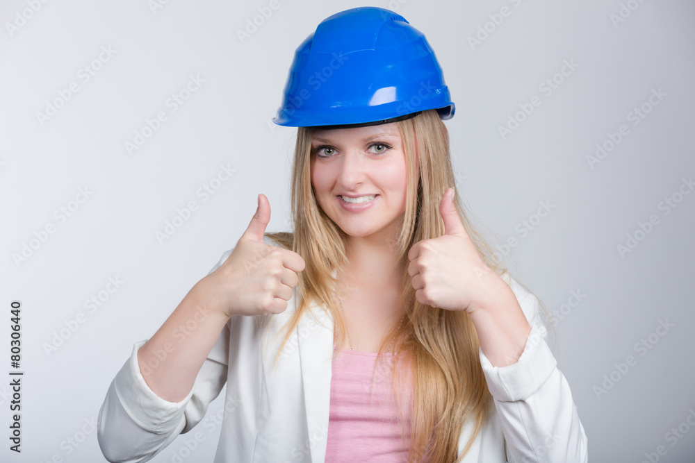 Junge Ingenieurin mit Helm Junge Ingenieurin mit Helm