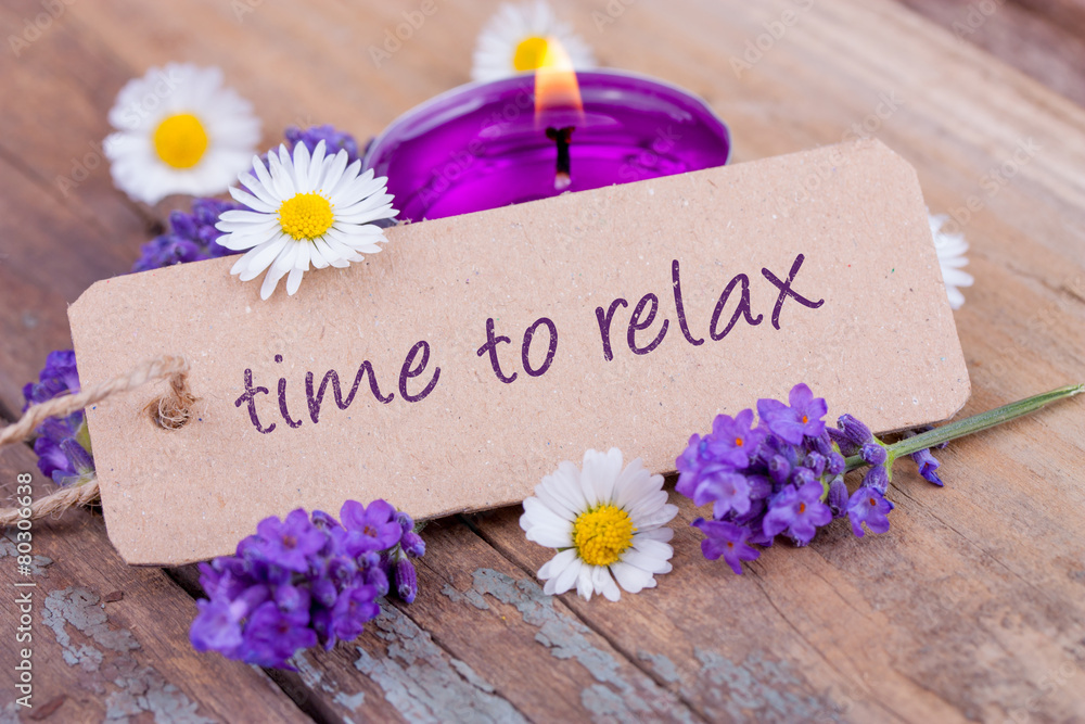 Time to relax mit duftendem Lavendel Stock-Foto | Adobe Stock