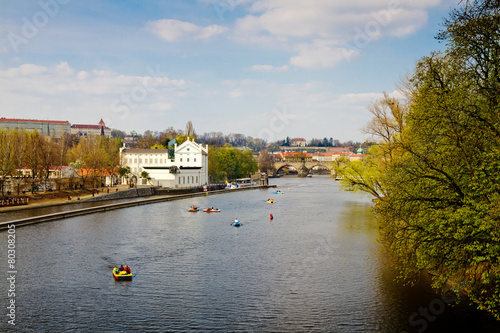 Чехия. Прага. Прогулочные лодки и катамараны на реке Влтава
