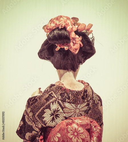 Obraz na plátne Backside of Japanese traditional doll of dancing Geisha with whi