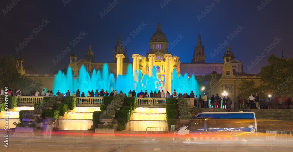 admiring light and magic fountain show held in barcelona foto de Stock
