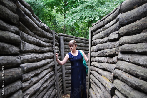 Женщина стоит в окопах Прохоровка photo