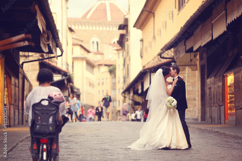 Obraz premium groom and bride in the city on a sunny day
