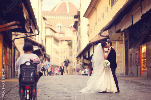 groom and bride in the city on a sunny day