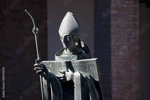 Wallpaper Mural Statue des hl. Anselm in Sant'Anselmo (Aventin) in Rom, Italien Torontodigital.ca