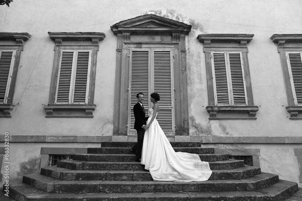 black&white photo of bride and groom in the city black&white photo of bride and groom in the city