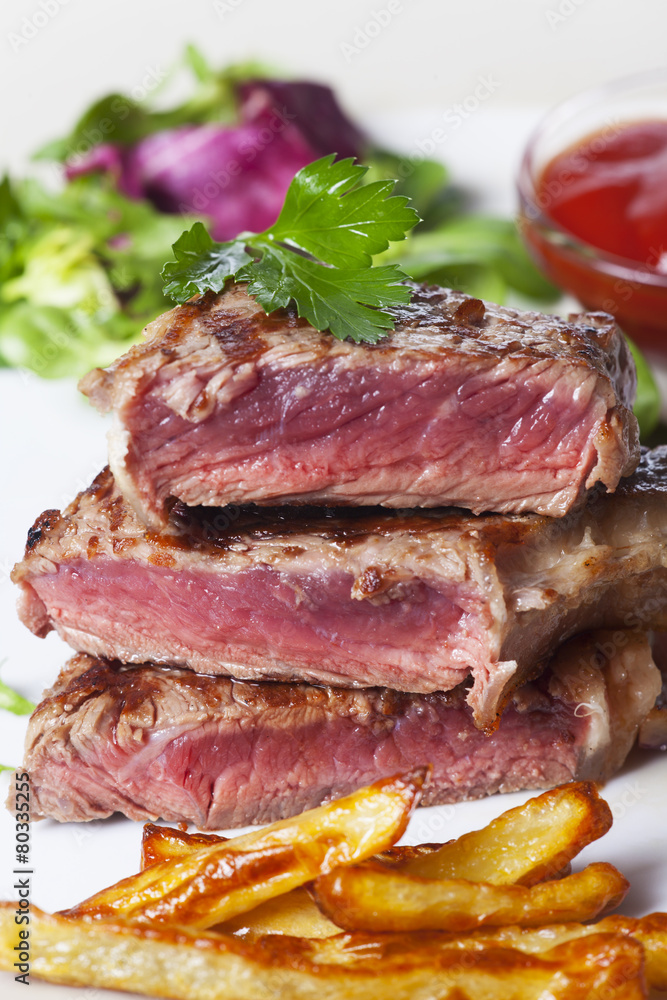 Rindersteak in Scheiben mit Pommes frites