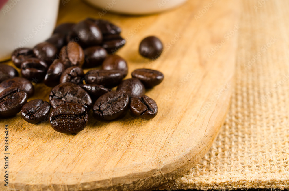 Obraz premium Two coffee cup on wooden board and coffee bottle with back backg