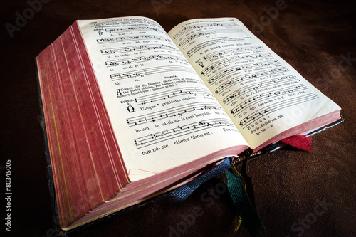 Fotografi Vintage psalm book with chorus singing notes