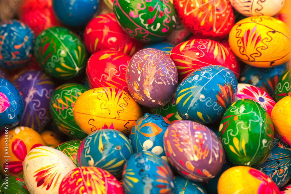 Wielkanoc pisanki jajka wydmuszki w koszyku - obrazy, fototapety, plakaty 