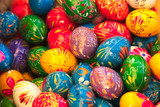 Wielkanoc pisanki jajka wydmuszki w koszyku