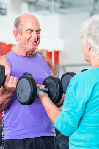 Senior Paar mit Hanteln bei Fitness Sport