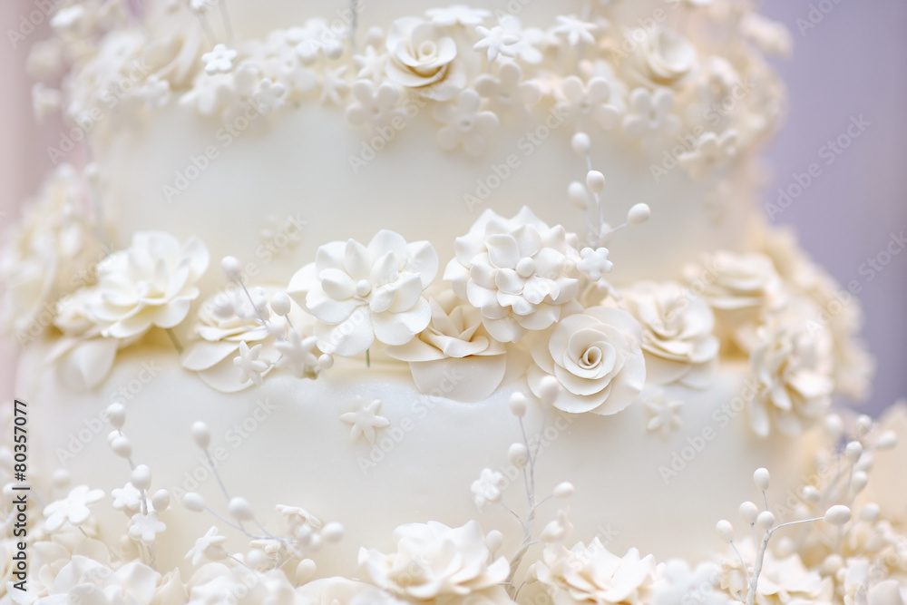 Delicious white wedding cake Delicious white wedding cake