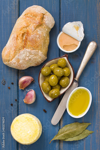 Fototapeta Naklejka Na Ścianę i Meble -  bread with olives, pate and olive oil