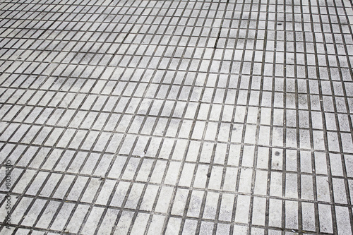 Vertical floor tile