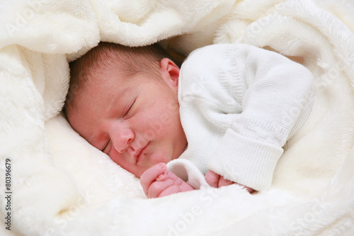 Baby schläft, Neugeborenes eingekuschelt