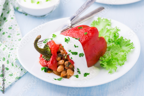 Red pepper stuffed with white beans