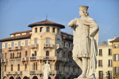 Statua e palazzo  Padova