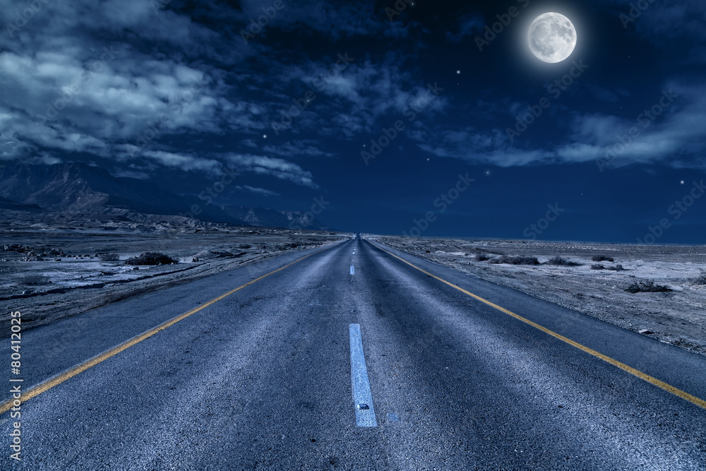 Obraz premium road under the moon