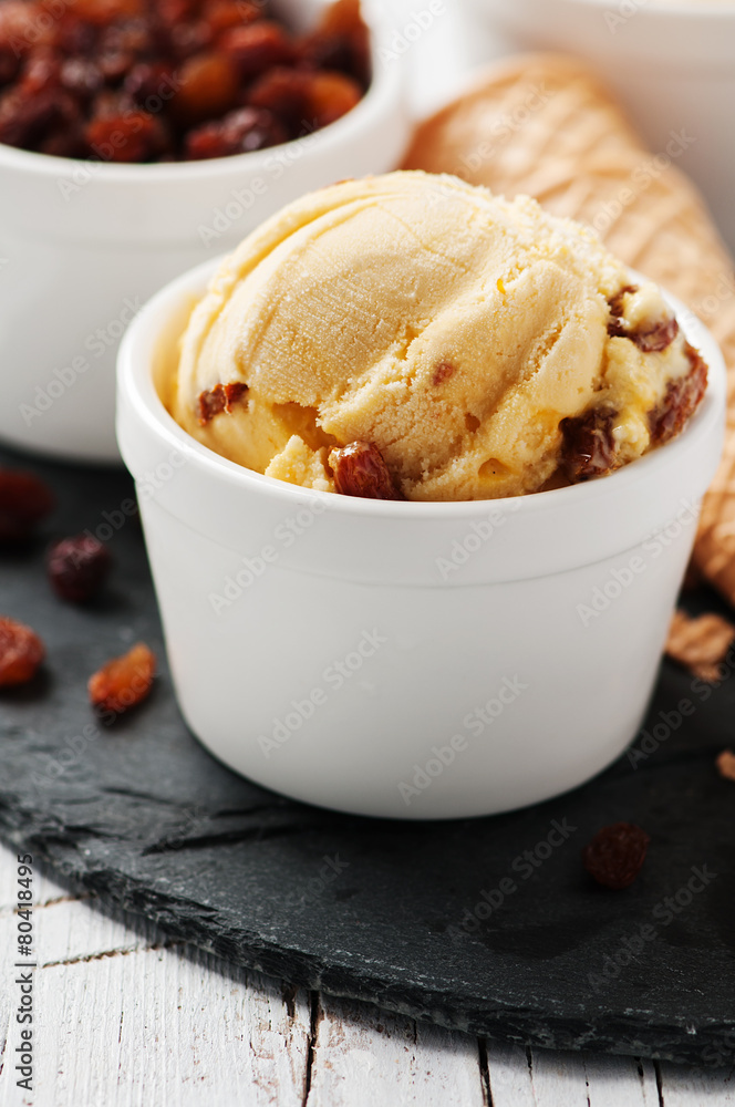Cold ice-cream with raisins Cold ice-cream with raisins