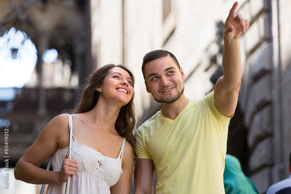 Obraz premium Couple walking through city