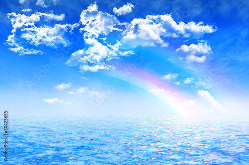 Regenbogen an blauem Wolken Himmel   ber Wasser