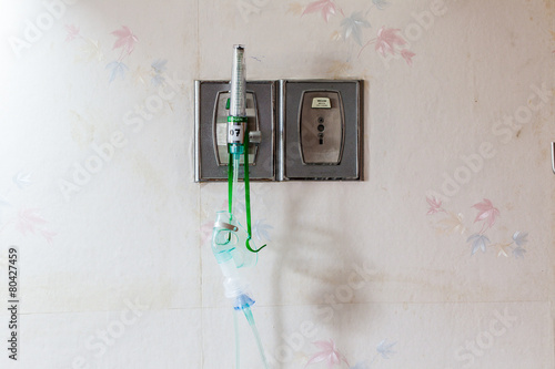 Medical oxygen mask and valve setting on wall