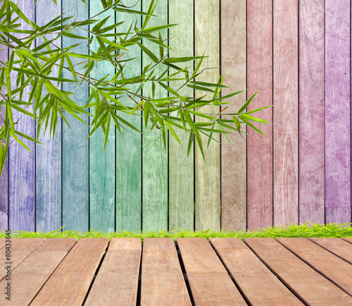 bambou sur palissade en bois de couleurs